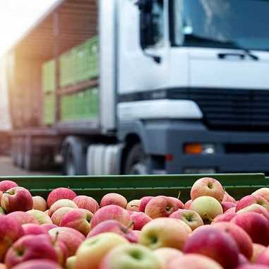 Camion de livraison chargé de caisses de pommes