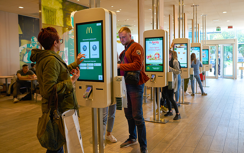 Een TRG-technicus die eindapparaten voor de horeca configureert voor een hotelimplementatie met meerdere vestigingen