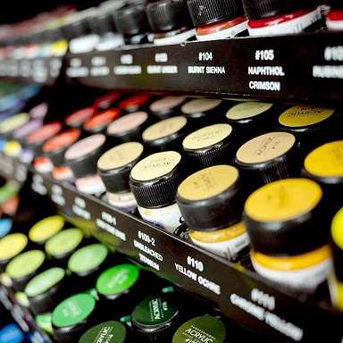 Rangées de bouteilles de peinture sur les étagères de vente au détail